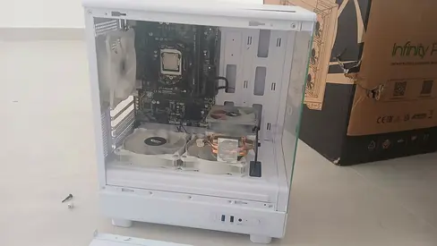 Pc with 16gb ddr 4 ram and cpu core i5 9400f and a motherboard h610 with a half broken  144hz monito