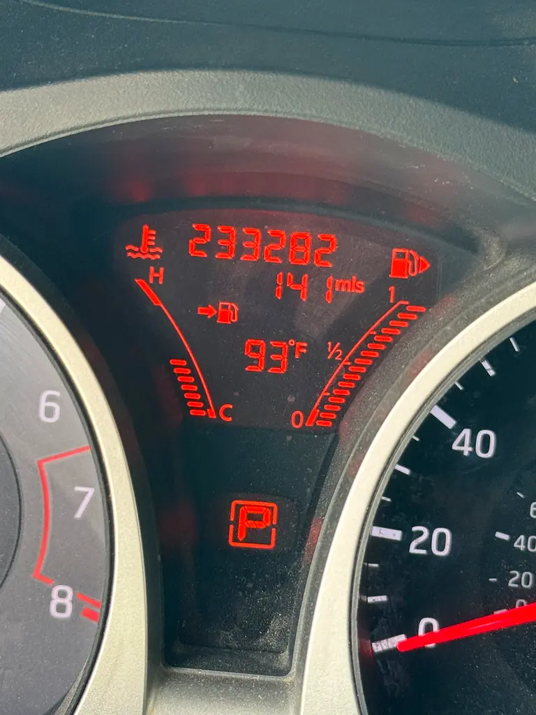 Nissan Juke 2011 — photo 1 of 9