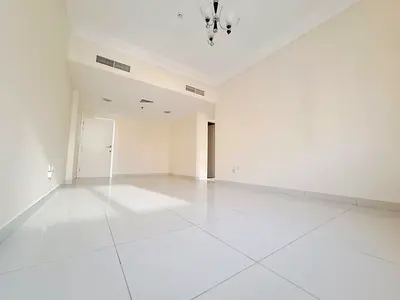 شقة فخمة مكونة من غرفتي نوم // تكييف مركزي // موقع مميز // للعائلات // جاهزة للسكن