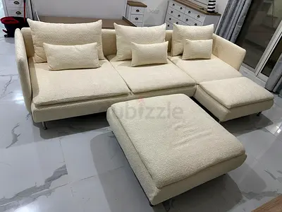 Comfortable Family Sofa Spacious seating with extra cushions for maximum comfort. Left  right fitti