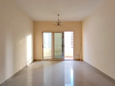 شقة غرفتين وصالة مع حمامين: قريبة من الحديقة: شرفة: تكييف مركزي: موقع مميز: مناسبة للعائلات