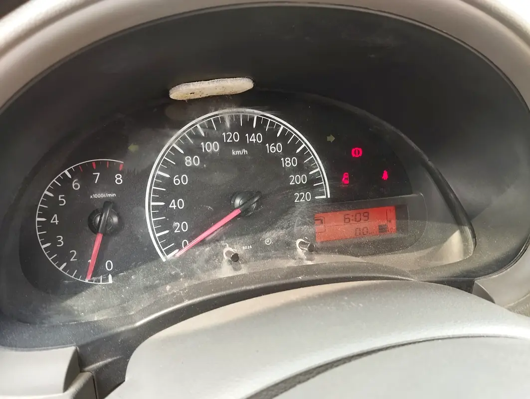 Nissan Sunny 2015 — photo 1 of 13