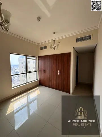 3غرفه ماستر \ صالة كبيرة \ مطبخ واسع \ 5حمام \ غرفة خادمة \ غرفة غسيل \ خزائن حائط \ تكييف مركزي \ تسهيلات في الدفع قريبه لمخرج دبي الشارقة تامين شيك