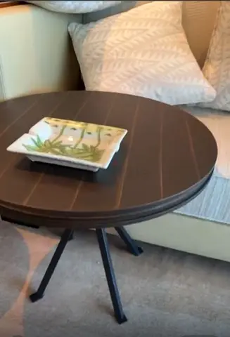 Round laminated tabel with steel base