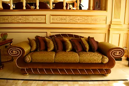 Luxurious Traditional Sofa with Decorative Cushions