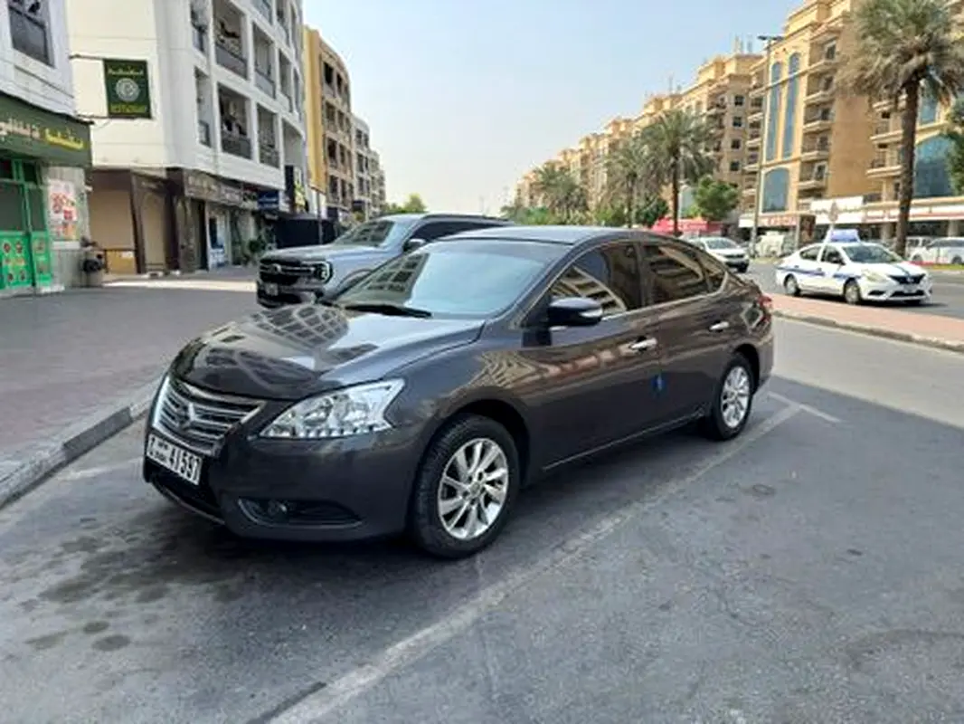 Nissan Sentra 2013 — photo 1 of 12