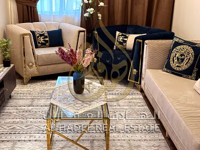 للإيجار الشهري في الشارقة – منطقة التعاون (منازل)  متوفر شقة 3 غرف وصالة مفروشة بموقع مميز داخل بناية عائلية، بإطلالة رائعة ومساحات واسعة، مناسبة للسك