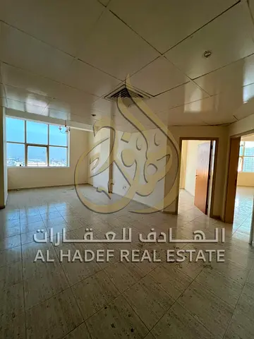 شقة غرفتين وصالة مع غرفة خادمة للإيجار في الشارقة بمساحات كبيرة وإطلالة مميزة مع تكييف وصيانة على المالك وموقع قريب من الخدمات