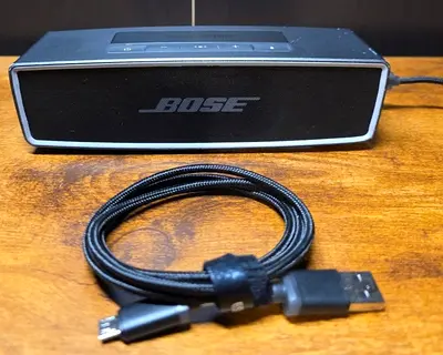 Bose SoundLink Mini II Black comes with Charging Cable