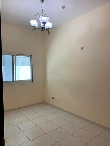 شقة واسعة مكونة من غرفتي نوم وحمامين متاحة للإيجار للعزاب أو الموظفين