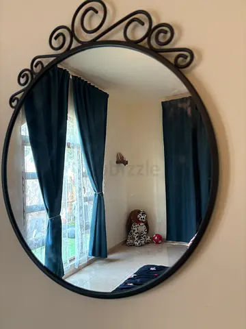 Elegant Round Wall Mirror with Decorative Frame