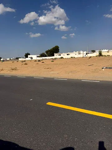 للبيع أرض سكنية على شارعين – موقع مميز جداً