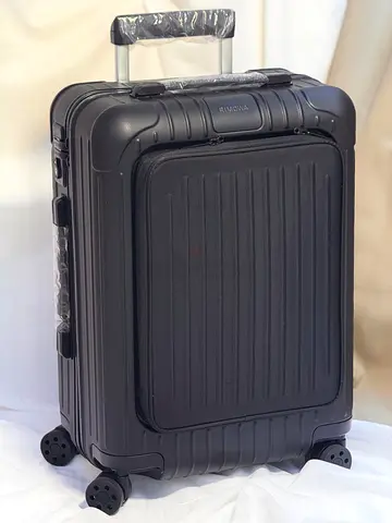 Essential sleeve cabin luggage