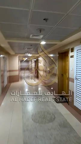 شقة غرفة وصالة للإيجار في الرولة بالشارقة مع بلكونة وخزائن بالحائط و2 حمام في موقع حيوي قريب من الأسواق والخدمات