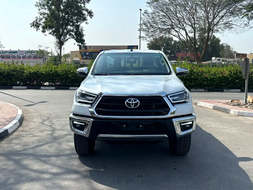 Toyota Hilux 2026 — photo 1 of 14