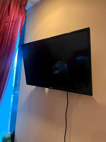(Urgent - move out) Wall mounted 32” SMART TV