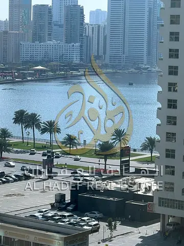 شقة غرفتين وصالة للإيجار في المجاز 1 شارع الملك فيصل بالشارقة مع تكييف على المالك وصيانة مجانية وبناية عائلات مع أمن وحراسة