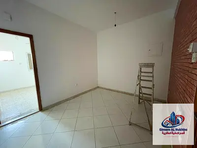 أجمل وأنسب سعر شقة غرفة وصالة في الشارقة على مخرج دبي مع بلكون بإطلالة مفتوحة .