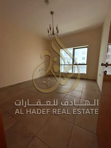 للإيجار السنوي في المجاز 2 – الشارقة! شقة غرفتين وصالة بموقع متميز – شهر مجاني – تكييف مجاني – جيم، مسبح وباركنج خاص