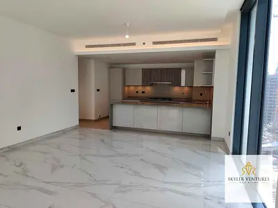 شقة للإيجار 3 غرف نوم + غرفة خادمة | تصميم واسع | إطلالة على الحي