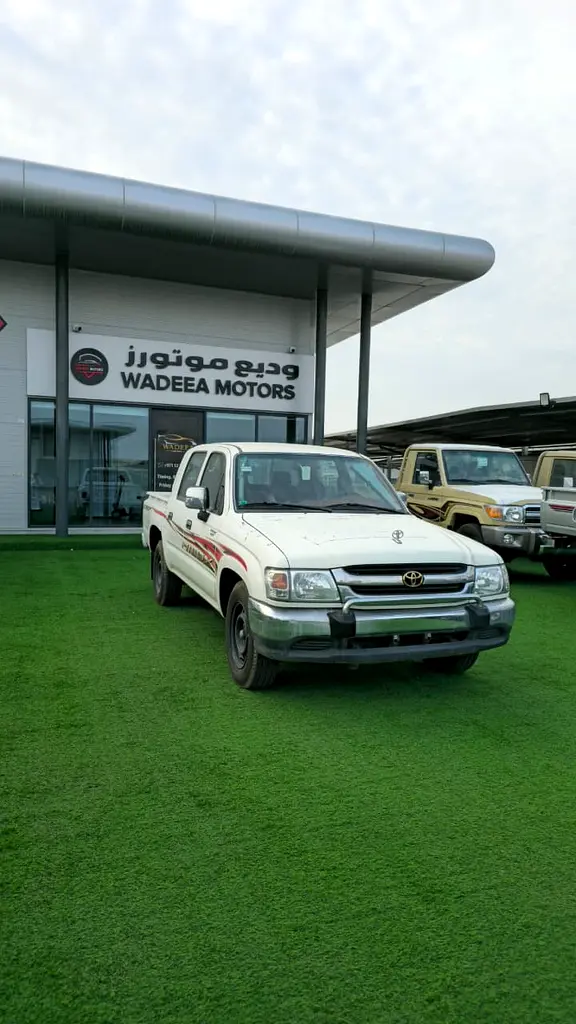 Toyota Hilux 2005 — photo 1 of 11