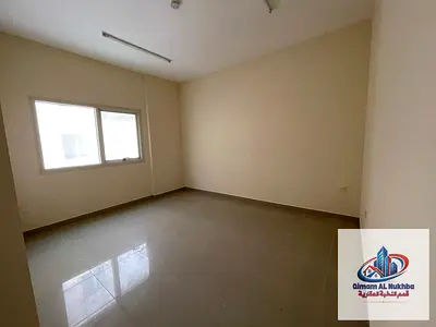 للايجار السنوي غرفتين وصاله في البوطينه مساحه واسعه موقع استراتيجي قريب من نستوا - بالقرب من الكورنيش - وجود باركن مجانا خاص برقم الشقة