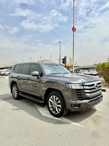 TOYOTA LAND CRUSER GXR 4.0 2023 FULL SERVICE HISTORY AND WARRANTY FROM AL FUTTAIM VERY CLEAN CAR