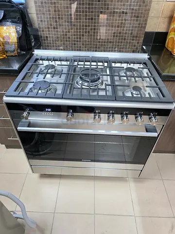 Siemens latest model iQ700 top gass oven electric range 90cm under warranty