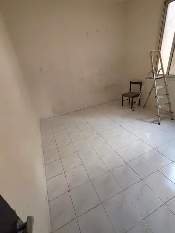 غرفه وصاله مساحه مناسبه لعائله ضغيره في الشارقه النباعه موقع مميز قريب من جميع الخدمات والمرافق