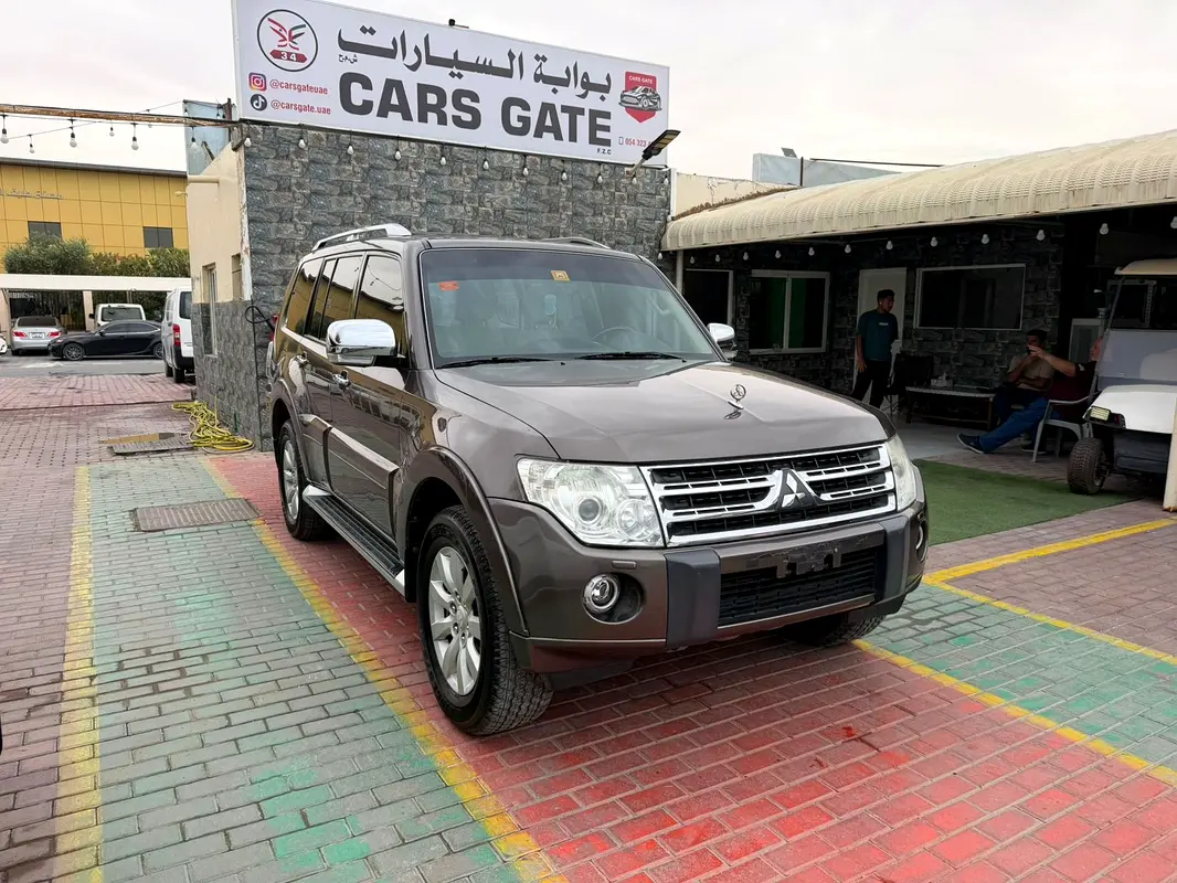 Mitsubishi Pajero 2010 — photo 1 of 16