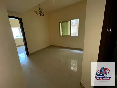 للايجار السنوي غرفه وصاله في البوطينه مساحه واسعه موقع استراتيجي قريب من نستوا و دوار المطافي وجود باركن فرى - خدمة امن وحراسة بالبناية