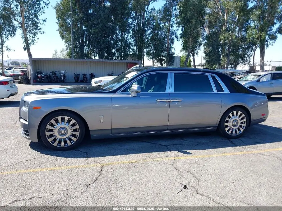 Rolls-Royce Phantom 2023 — photo 1 of 10