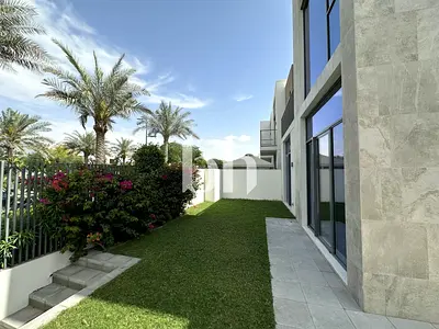 GREAT LOCATION CLOSE TO POOL | SINGLE ROW | AVAILABLE NOW