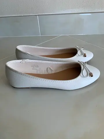 Elegant White Flats size 37