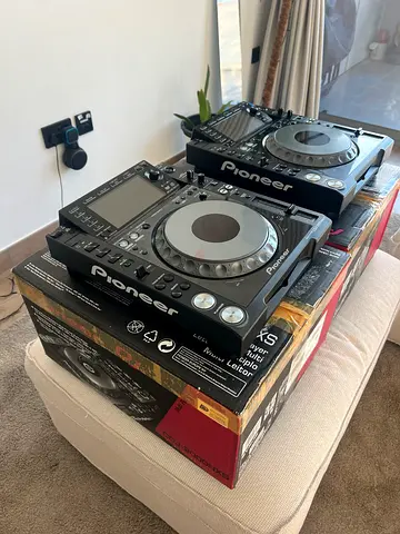2 x Pioneer CDJ 2000 Nexus Excellent Condiition