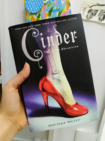 Cinder (The Lunar Chronicles) by Marissa Meyer