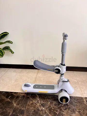 3 in 1 Deluxe LED Scooter - Adjustable Seat and Handle. BRAND NEW AND UNUSED!