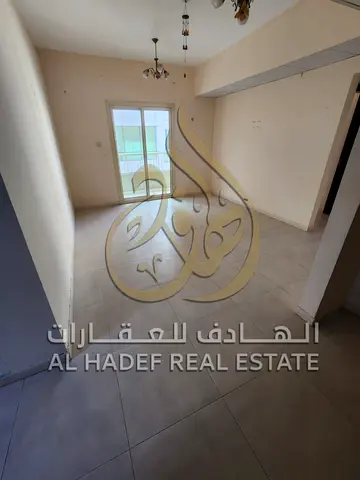 🏡 متاح للإيجار في إمارة الشارقة – القاسمية (الند) شقة مميزة تتكون من غرفتين وصالة تحتوي الشقة على بلكونة توفر إطلالة جميلة📄 التأمين شيكتشطيب نظيف وج