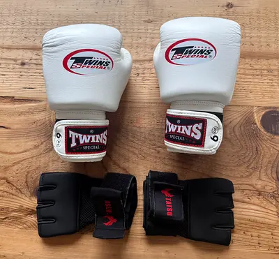 BEST Quality Twins boxing gloves + Tatsu gel hand wraps size 6