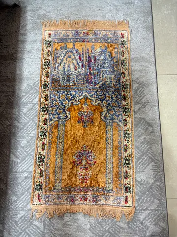 سجادة صلاة قديمة