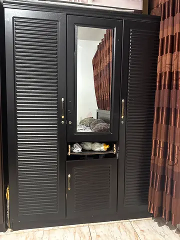 Sturdy Modern Wardrobe with Mirror