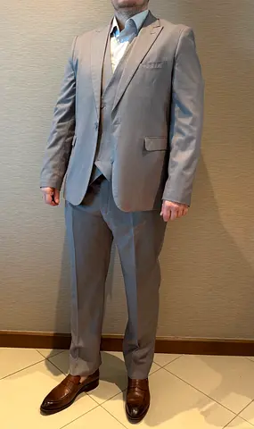 Belucci Italian Suit – Size 60 – Worn Once – Light Grey – 3-Piece – AED445