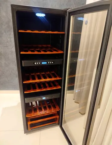 Hoover brand dual temperature control wine fridge 72 bottles exellent condition perfect working