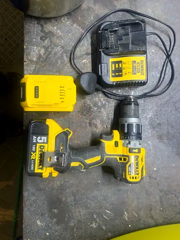 Dewalt drill with 2 batteries and charger