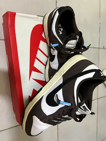 Nike Dunk Low - Stylish Sneakers in Brown  White