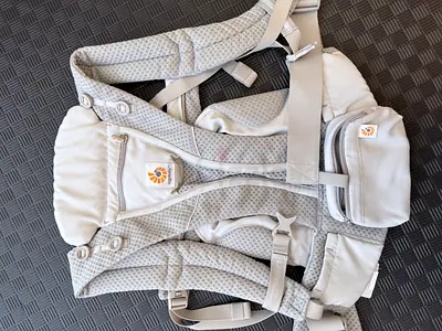 Ergobaby Omni Deluxe Mesh Newborn Baby Carrier, 2 bibs