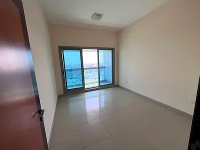 غرفه وصاله _ ايجار سنوي -الكورنش عجمان _ تكيفات مركزي _ صيانه علي المالك  _خزائن في الحائط