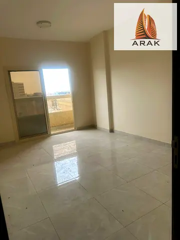 متوفرة الآن شقة مكونة من غرفتين وصالة للإيجار السنوي في منطقة الجرف 2 بعجمان، في موقع مناسب وقريب من جميع الخدمات والطرق الرئيسية.