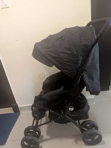 عربة أطفال تركية بعجلات رباعية مزدوجة مزودة بوضعتين: جلوس واستلقاء شبه كامل. ومزودة بوضعيتين جر: أما