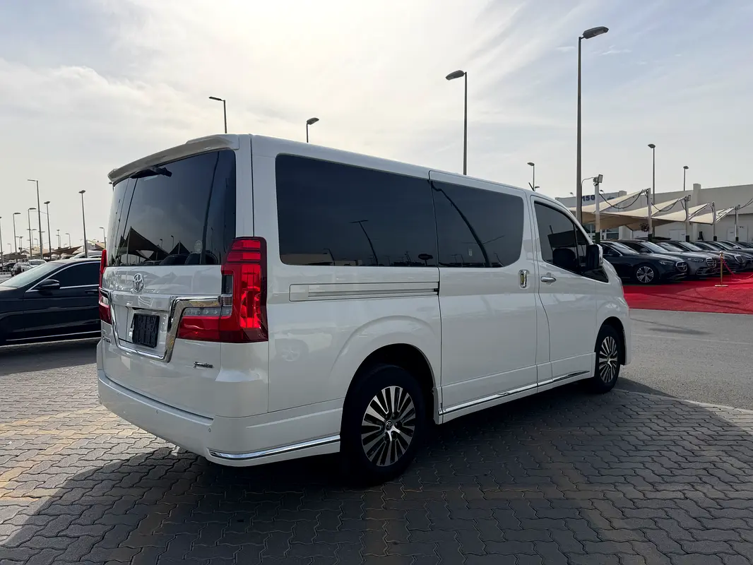 Toyota Granvia 2023